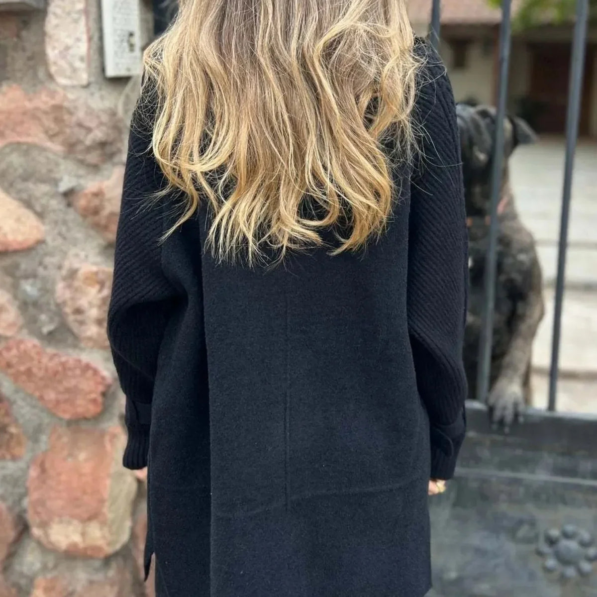Matilda – Długi płaszcz z dzianinowymi rękawami