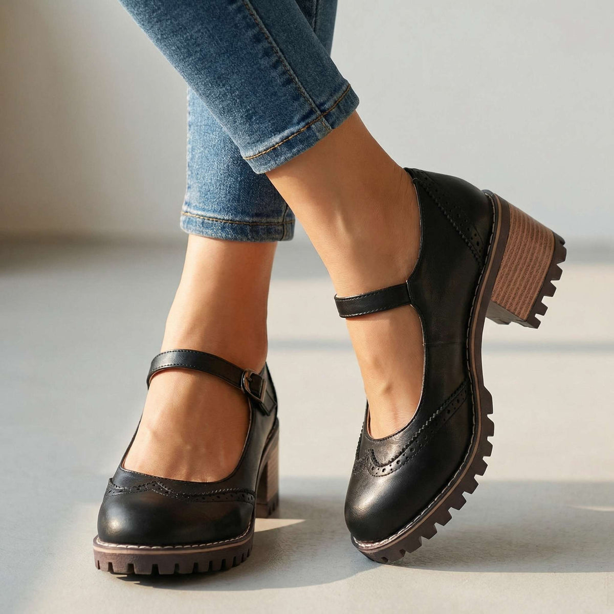 Karoline | Eleganckie buty z paskiem w kształcie litery T